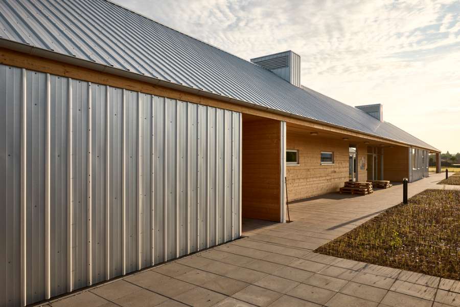 Die Pfannenbleche des Jordbærmarken schaffen ländliche Atmosphäre und inspirieren zur Naturfreude, Børnehuset Jordbærmarken, Rodskovvej 59, 8543 Hornslet